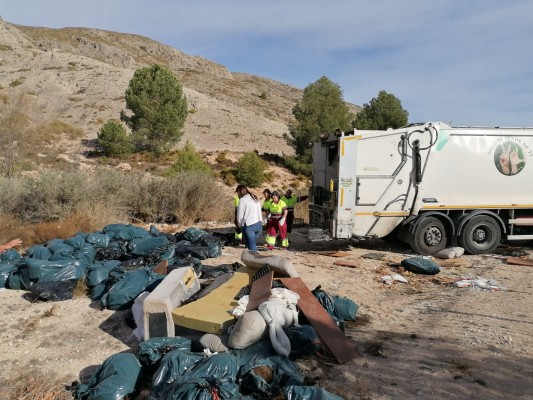 Villena retira los restos vegetales y enseres de la parcela junto al polideportivo municipal
