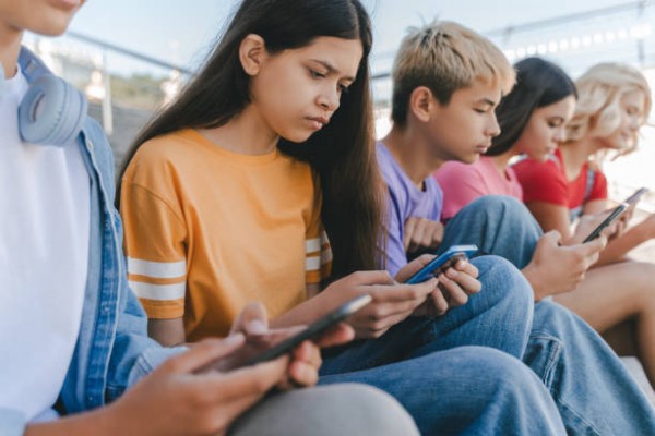 Móviles y niños: ¿prohibir es la solución? 