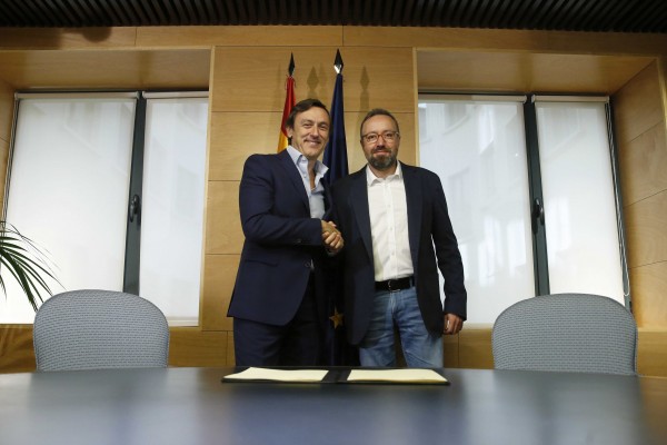 PP y Ciudadanos firman el pacto anticorrupción para empezar a negociar la investidura