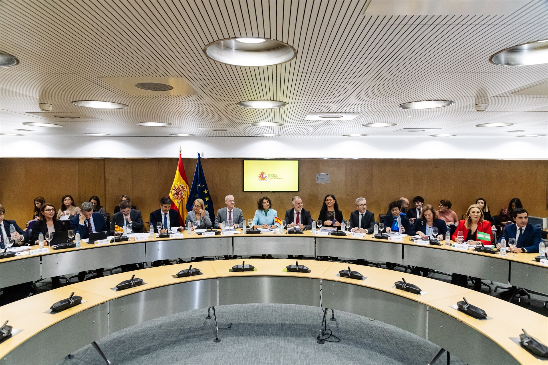 Hacienda recortará el margen fiscal a las CCAA si el Senado tumba la senda de déficit
