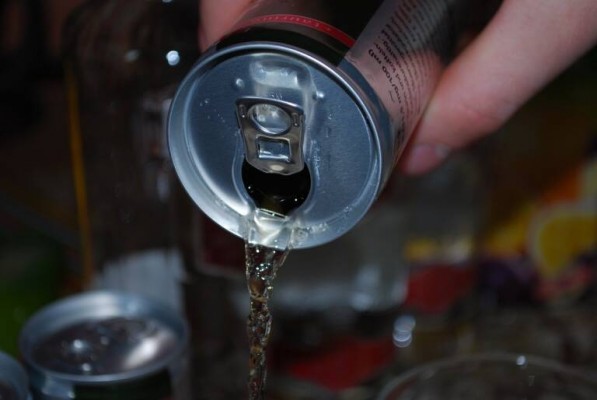 Sanidad apoya un marco estatal para prohibir la venta de bebidas energéticas a menores de edad
