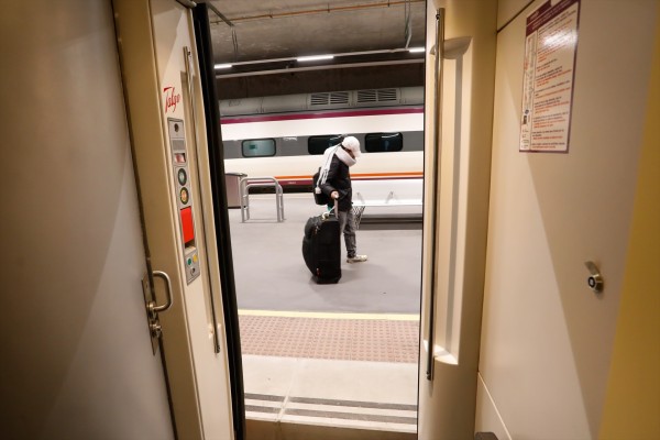 Renfe y Ouigo prohíben el acceso con patinetes eléctricos a partir de este martes