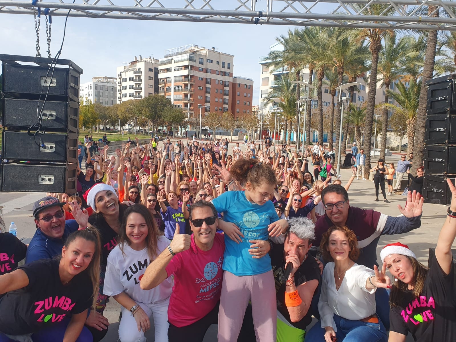 La primera edición de la solidaria 'ZumbaNadal' llena el parque de Rafalafena de Castelló