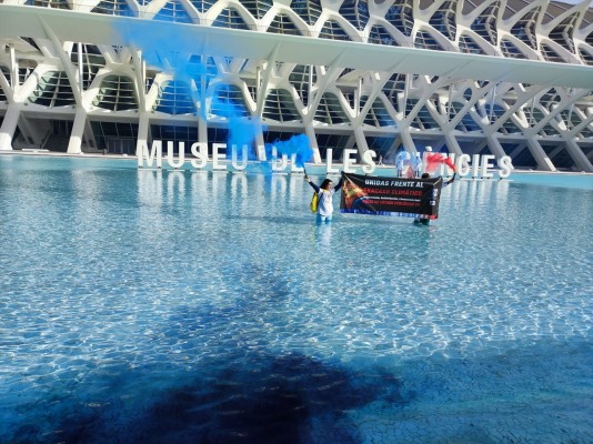 Científicos tiñen de negro un estanque de la Ciudad de las Artes para denunciar el cambio climático