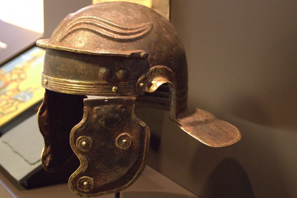 Hallan un casco de legionario romano en unas excavaciones arqueológicas