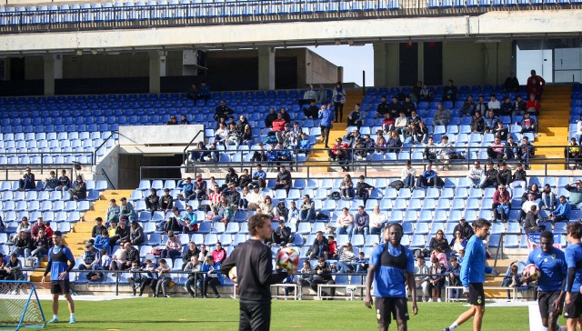 Los aficionados le dan color al entrenamiento del Hércules en el Rico Pérez en este viernes festivo