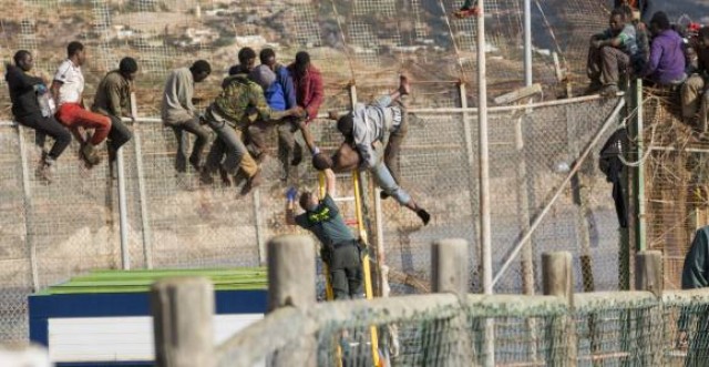 Unos 150 inmigrantes subsaharianos intentan entrar en Melilla y 40 lo logran