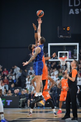 El Valencia Basket se agarra a la defensa y vence en casa de un inoperante Asvel
