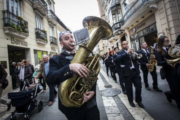 Mil músicos toman las calles de València para homenajear al maestro Serrano 