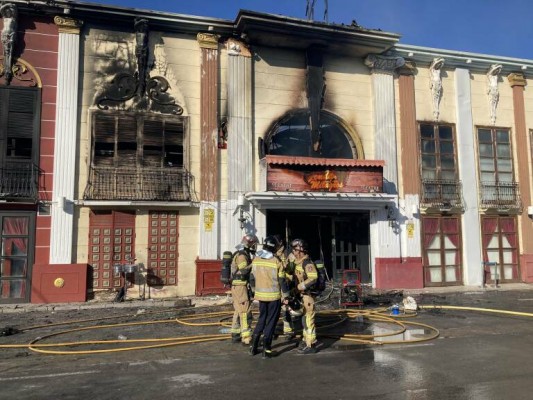 La jueza suspende un mes el derribo de las discotecas del incendio de Atalayas