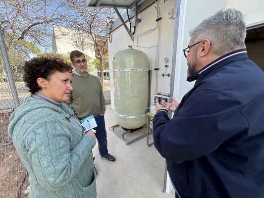 Ballester y el científico de la UJI Sergio Chiva abordan las investigaciones sobre el agua