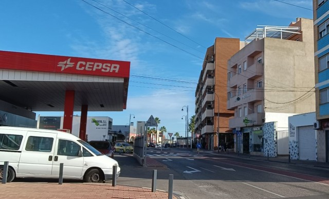 Riba-roja prohíbe instalar nuevas gasolineras, tanatorios y discotecas en el casco urbano 