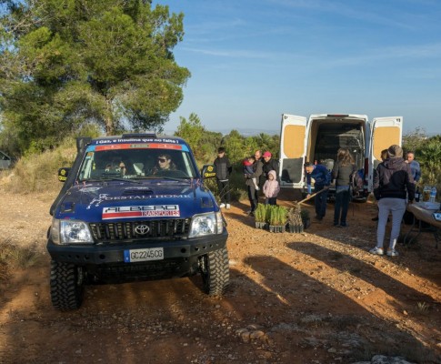 El piloto Daniel Albero planta 300 árboles para compensar su huella de carbono en el Dakar 