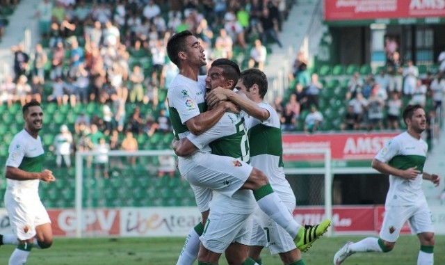 El Elche CF remonta y suma los tres puntos en su estreno liguero