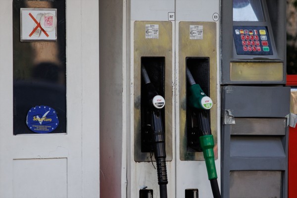 La gasolina marca su mínimo anual en pleno Puente de la Constitución tras un descenso del 11%
