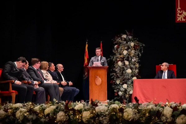 Elche celebra la Constitución y Ruz anuncia que el Polivalente llevará el nombre de la edil María Teresa Sempere