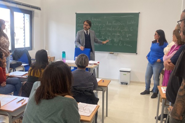 Vecinos de El Llano y El Estrecho se preparan para las pruebas de acceso de la ESO, grado medio y competencias clave