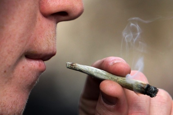 Fumar marihuana alivia más a los hombres que a las mujeres