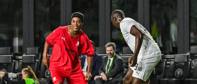 Leyendas de la Conmebol se enfrentan en un partido amistoso entre sonrisas y abrazos
