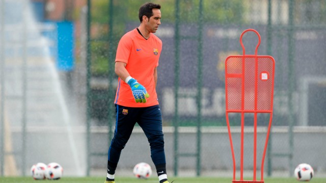 Claudio Bravo no se entrena, a la espera de cerrar su fichaje por el Manchester City