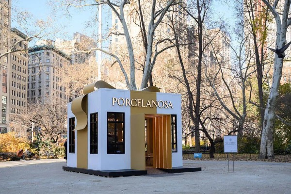 Porcelanosa despierta la magia navideña en Nueva York: un regalo gigante da la bienvenida a su tienda