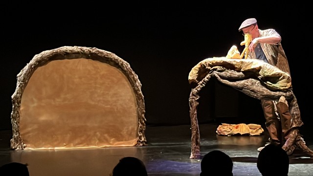 Poética, nostalgia y fuego en el adiós con teatro de objetos al oficio de calero

