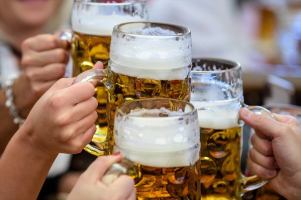 La OMS pide a los países que aumenten los impuestos sobre el alcohol y las bebidas azucaradas
