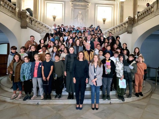 El Ayuntamiento de València celebra el Día de la Constitución con alumnos de los colegios municipales