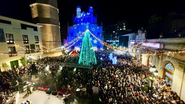 Castelló 'enciende' su Navidad con luces, fuegos artificiales y proyecciones en la plaza Mayor