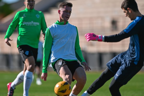 Álex Martín, Raúl 'Guti' y John Chetauya, bajas del Elche en Copa ante el Linares

