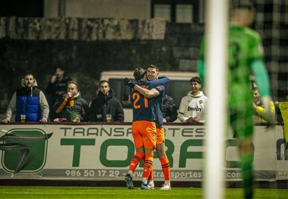 El Valencia sufre para eliminar al Arosa