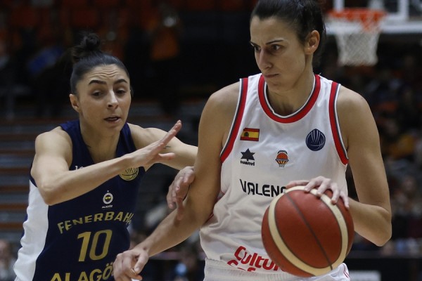 El Valencia no da problemas al Fenerbahce pero mejora su imagen al final 
