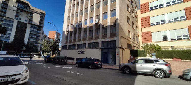 El Ministerio de Trabajo pide el desalojo de UGT y Hostecar de su sede en Plaza de España por los problemas estructurales del edificio


