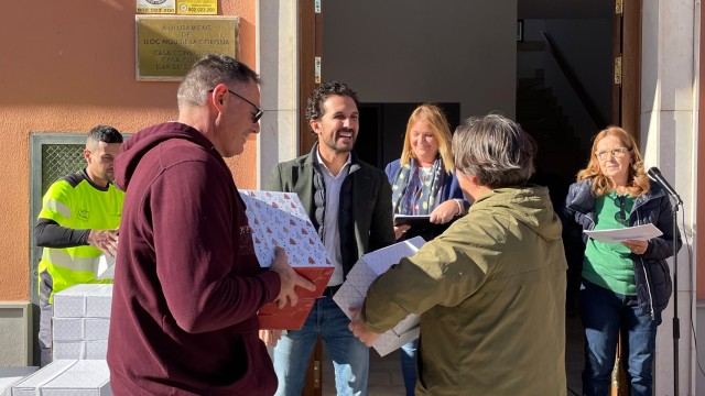Sadival regala cestas navideñas a todos los vecinos de Llocnou de la Corona, el pueblo más pequeño de España