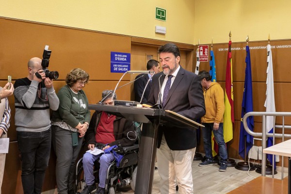 La Constitución aviva la pugna: Barcala apremia a defenderla, Barceló habla de desigualdad local