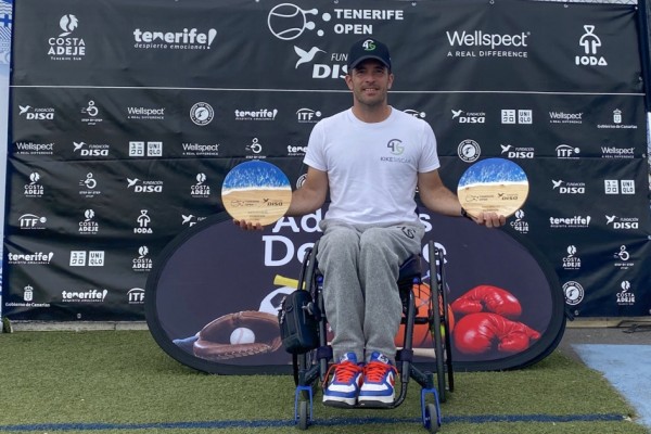 Kike Siscar hace doblete en el Tenerife Open al ganar el título en individuales y en dobles