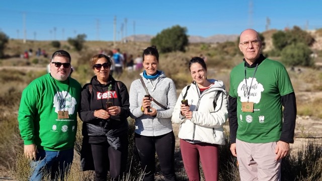 Más de 400 voluntarios de San Gabriel reforestan la sierra del Porquet con Enamorados de Alicante