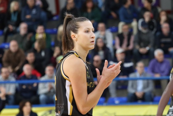 El Jairis Alcantarilla cae ante el Casademont Zaragoza por 60-71 en el debut de Chelsea Nelson 