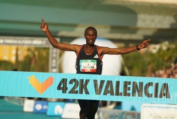 Lemma da la sorpresa y gana el Maratón Valencia con nuevo récord de la prueba
