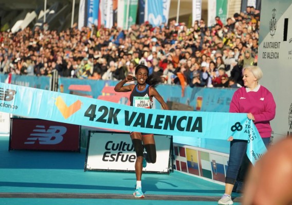 Degefa gana el Maratón Valencia con la octava mejor marca de la historia