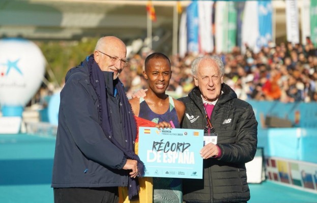 Tariku Novales revienta el récord de España del Maratón en València
