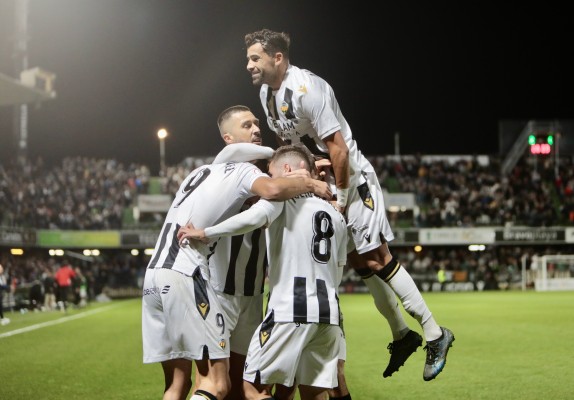 El Castellón firma otra goleada en un primer tiempo colosal y mantiene el liderato