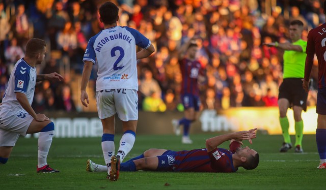 El Tenerife 'traspasa' su crisis al Eldense