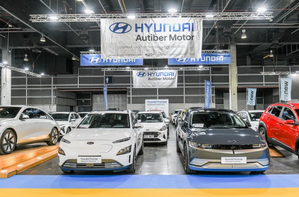 Llenazo en la Feria del Automóvil de València con miles de compradores
