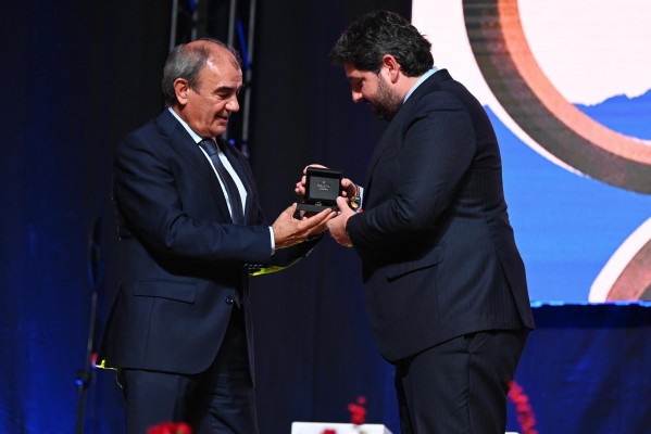 La Unión de Cooperativas de Enseñanza entrega a López Miras su insignia de oro y brillantes 