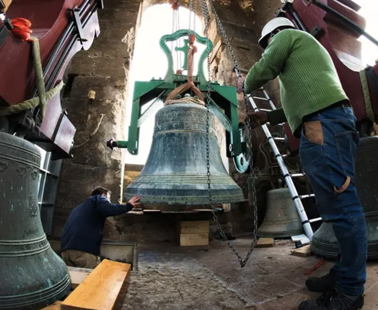 Los Santos Juanes exhiben la campana más grande de València 