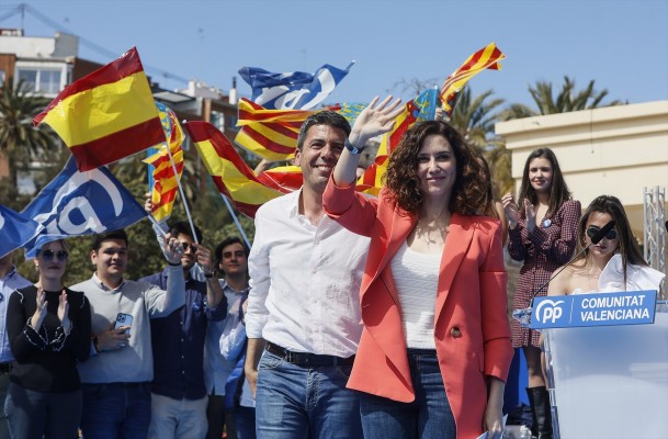 El giro táctico de Compromís: pintar a Mazón como un subalterno de Ayuso para socavar su liderazgo