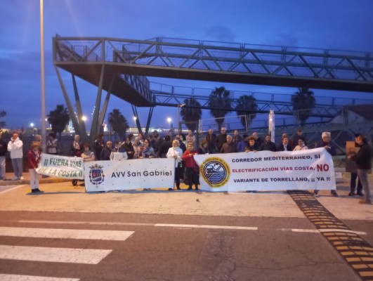 Los vecinos instan al Consell a rechazar la electrificación de las vías del litoral sur de Alicante