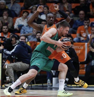 Howard impulsa al Baskonia y castiga al Valencia con su quinta derrota seguida