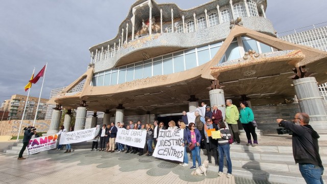 Las AMPAS de Los Alcázares protestan en la Asamblea Regional: 